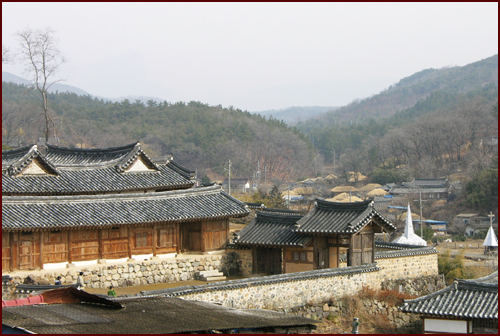 양동마을은 조선시대 전통가옥이 잘 보존된 곳이다. 